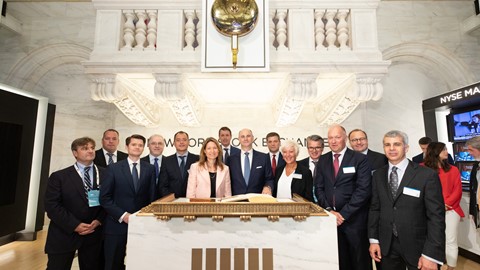 Chairperson, Lady Suzanne Heywood, CEO Hubertus Mühlhäuser with Board and GEC Members in front of the Opening Bell insid