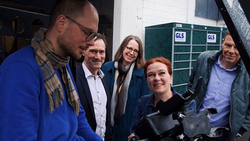 Neugieriger Blick ins Cockpit Bonns Oberb rgermeisterin Katja D rner zu Besuch im GLS VEMO City Hub