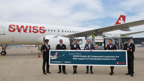 Bildlegende: SWISS CEO Dieter Vranckx mit SWISS Crew